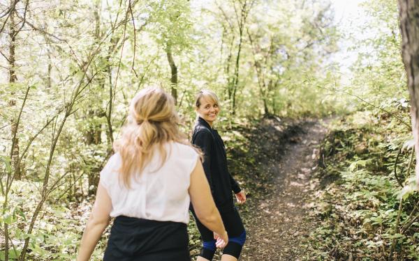 Deux femmes marchant dans la forêt ensemble