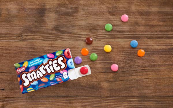Gâteries au chocolat enrobées de bonbons SMARTIES dans une boîte pré-portionnée. 3 portions de 15 grammes.