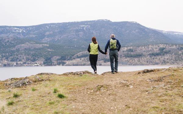 Couple se promenant à flanc de montagne