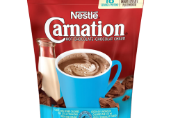 Poudre de chocolat chaud CARNATION, légère avec 60% de calories en moins dans un sac refermable. 225 grammes donnent 18 tasses.